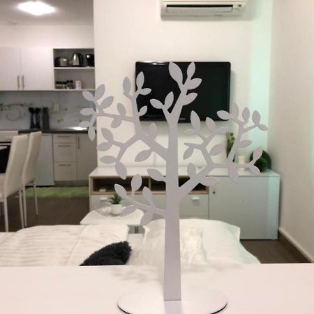 Modern Center Studio Under The Castle - Free Parking Appartement Ljubljana Buitenkant foto