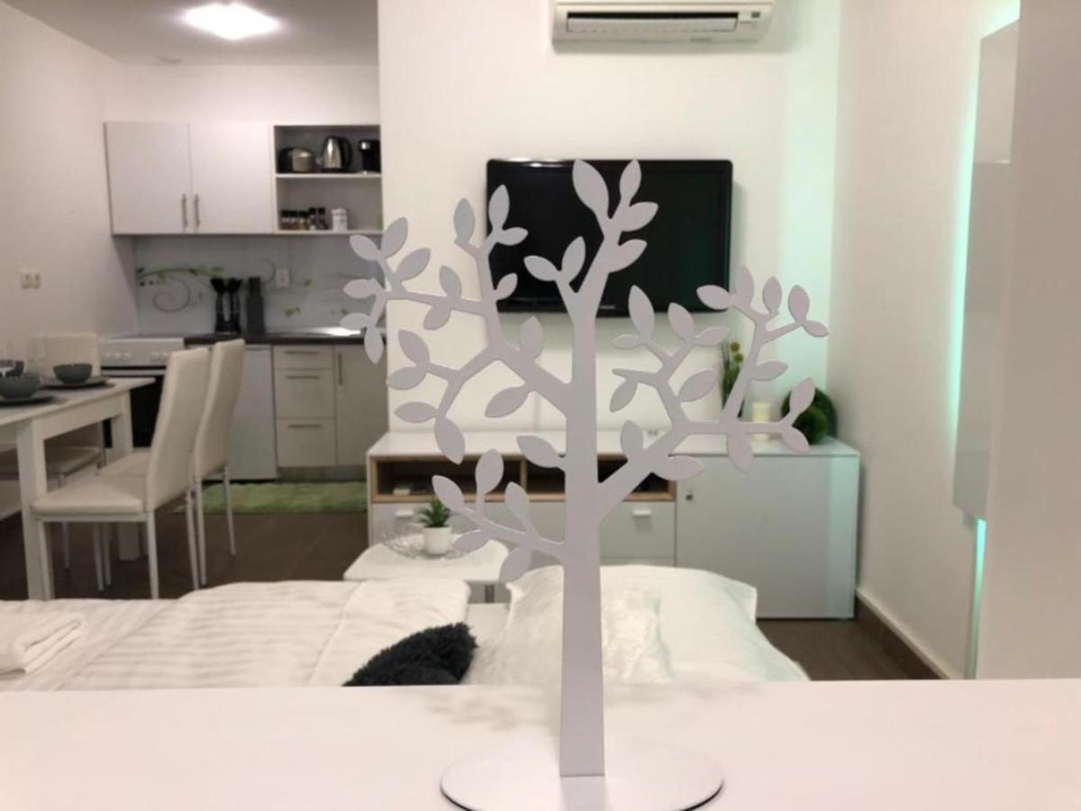 Modern Center Studio Under The Castle - Free Parking Appartement Ljubljana Buitenkant foto